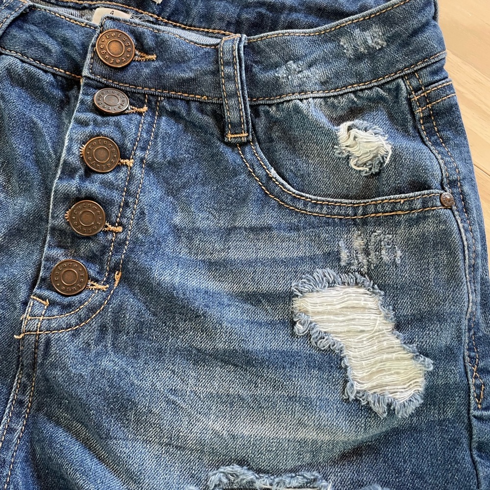 Refuge Distressed, High Rise, Raw Hem, Button Fly Jean Shorts Size 4 - Picture 5 of 5
